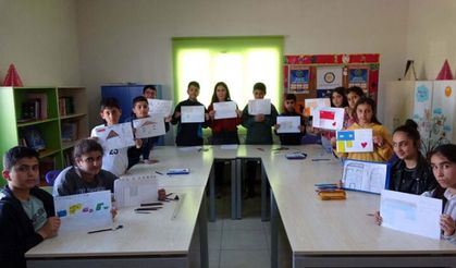 Kolonları kesilmiş bina resmi çizip, depreme dikkat çektiler